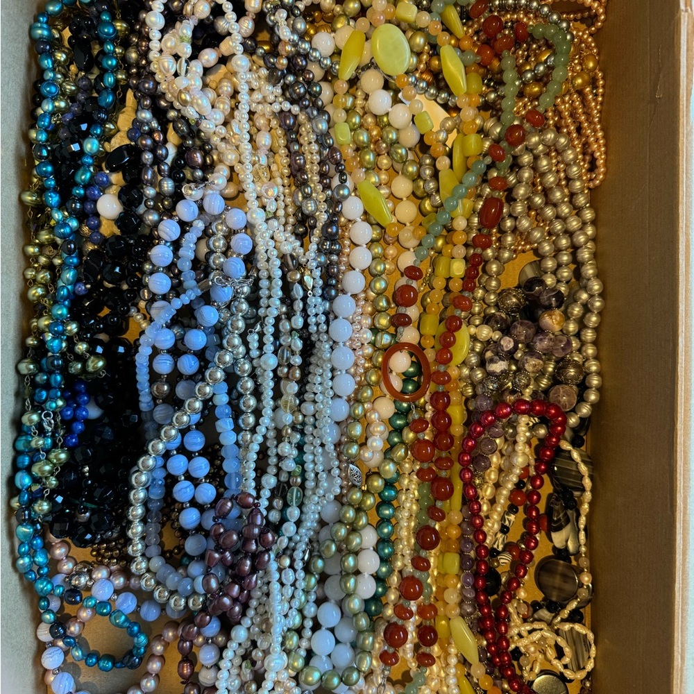 Pearls and Presious Stone Necklaces Collection